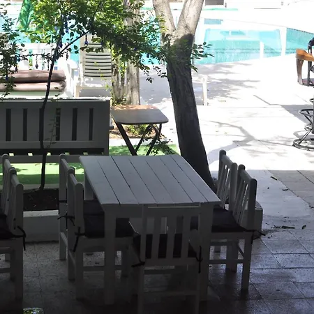 New St. Nicholas Garden Oda ve Kahvaltı *