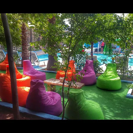 New St. Nicholas Garden לינה וארוחת בוקר