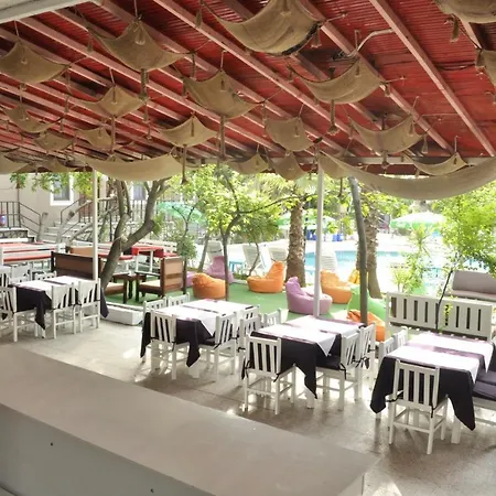 New St. Nicholas Garden Couette-café