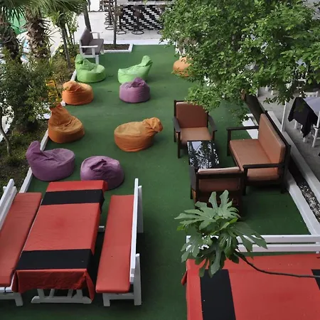 New St. Nicholas Garden Couette-café *