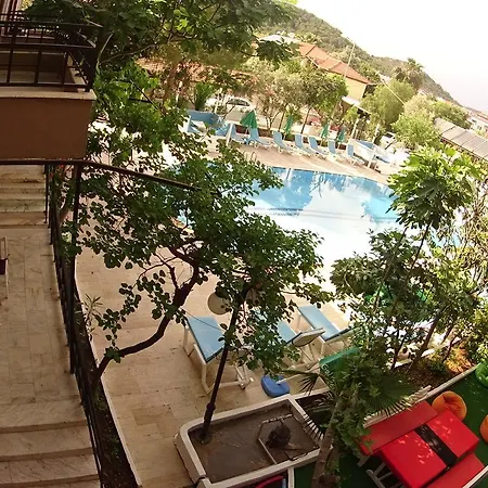 New St. Nicholas Garden Couette-café